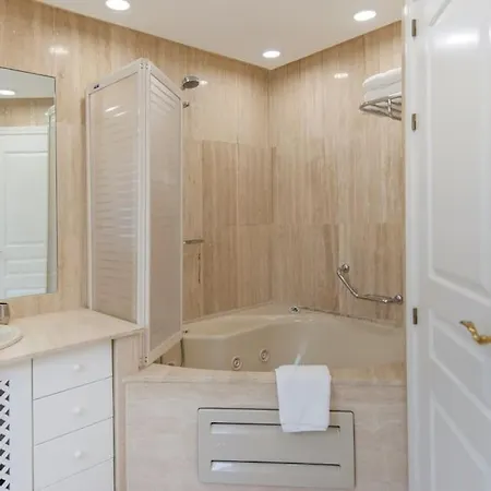 19 Duquesa Del Duque 3 Bedrooms *