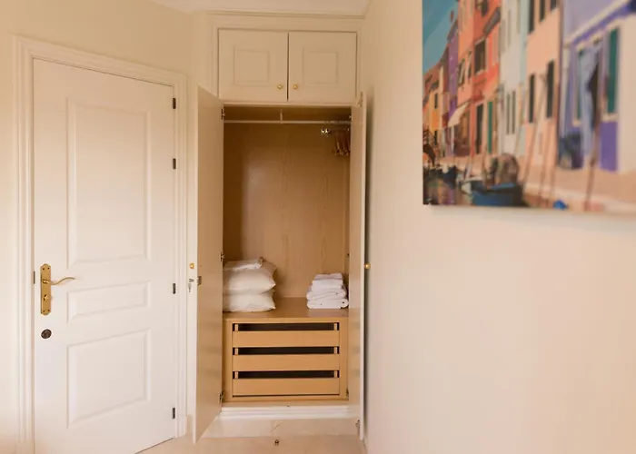 19 Duquesa Del Duque 3 Bedrooms *